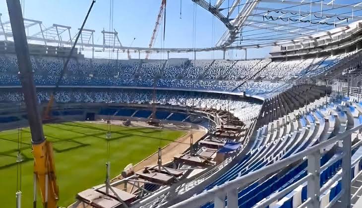 لجنة "الكاف" تزور ملعب طنجة الكبير قبل الحسم في اعتماده لاحتضان "كان 2025"