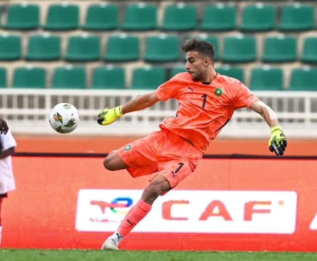 الحارس الحرار يكشف كواليس تلقيه خبر إستدعائه للمنتخب وهو على متن الطائرة ( فيديو)