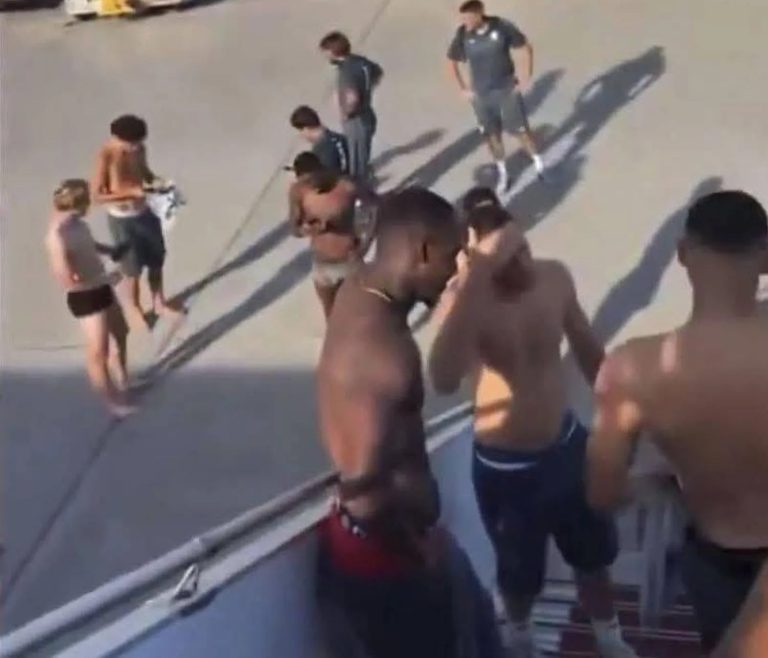 عطل في التكييف يُعيد لاعبي موناكو إلى مطار نيس بـ"ملابسهم الداخلية"