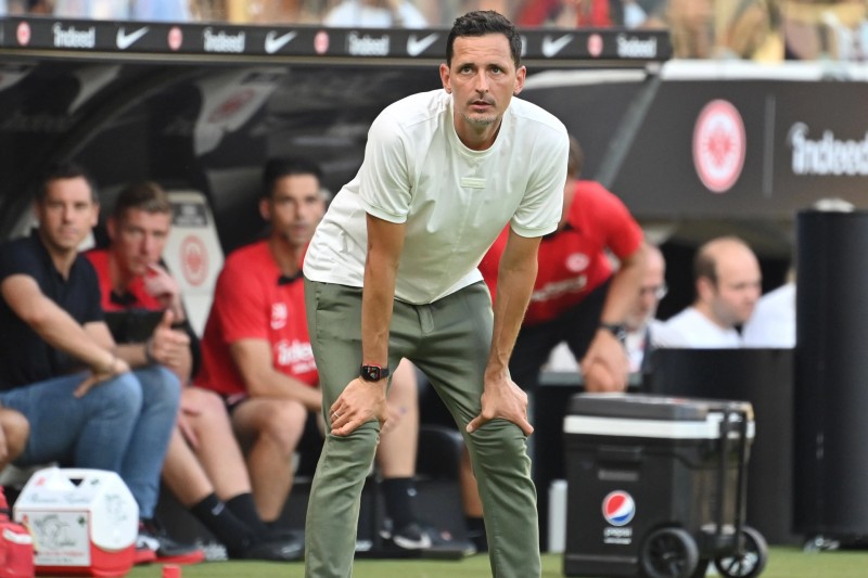 مدرب فرانكفورت يدعو لاعبيه للاستمتاع بانطلاقة دوري أبطال أوروبا أمام غلطة سراي