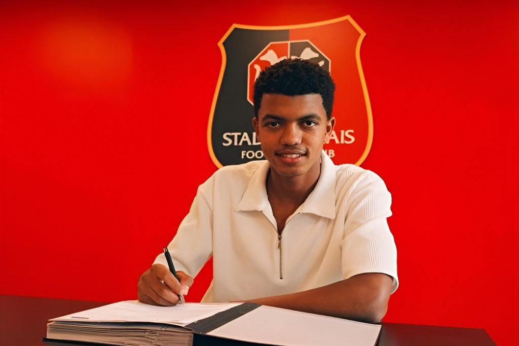 رين الفرنسي يرفض الاستغناء عن المدافع المغربي الشاب عبد الحميد آيت بودلال