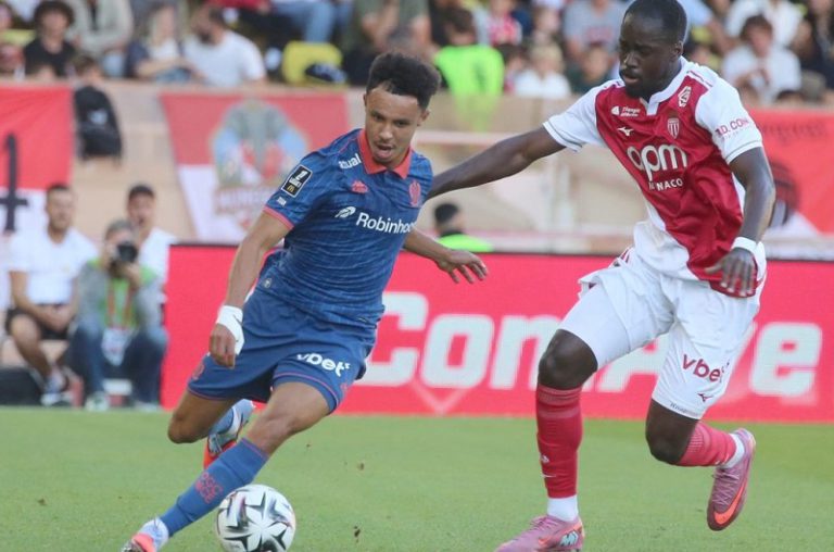 سفيان ديوب يتألق بثنائية أمام موناكو ويمنح نيس تعادلاً مثيراً في الدوري الفرنسي