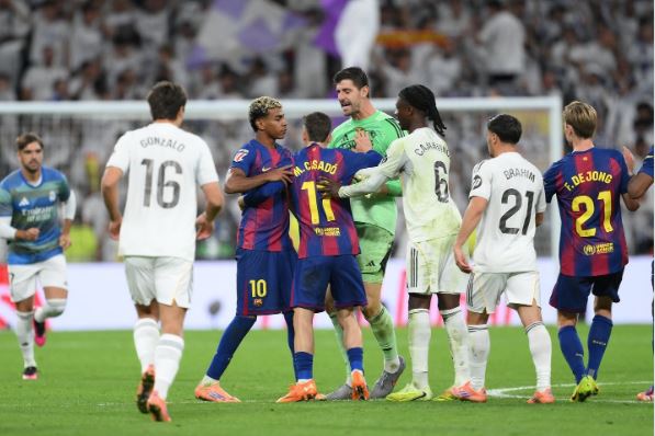 دي يونغ يصف تصرف كارفاخال تجاه يامال بالمُبالغ فيه