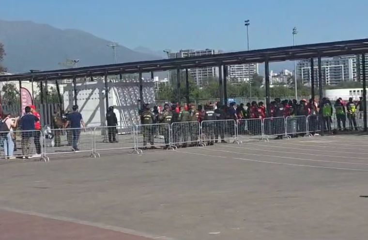الجماهير المغربية في الشيلي تخضع لتفتيش وإجراءات صارمة قبل ولوج الملعب