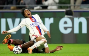 إصابة خطيرة لفوفانا تُفسد فوز أولمبيك ليون وتثير غضب المدرب ماسيل