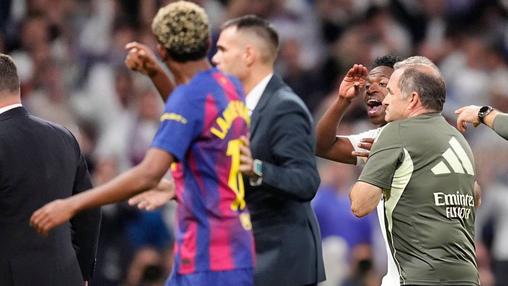 اشتباك بين لاعبي ريال مدريد وبرشلونة بعد نهاية الكلاسيكو بسبب تصريحات يامال