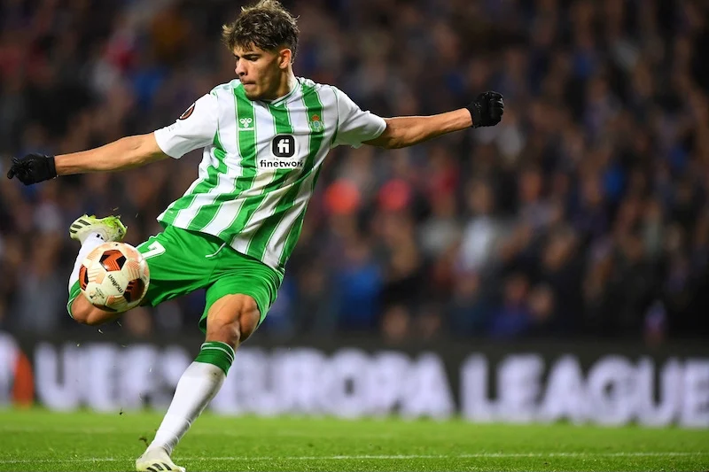 عبد الصمد الزلزولي يقود ريال بيتيس للفوز على إسبانيول في الليغا