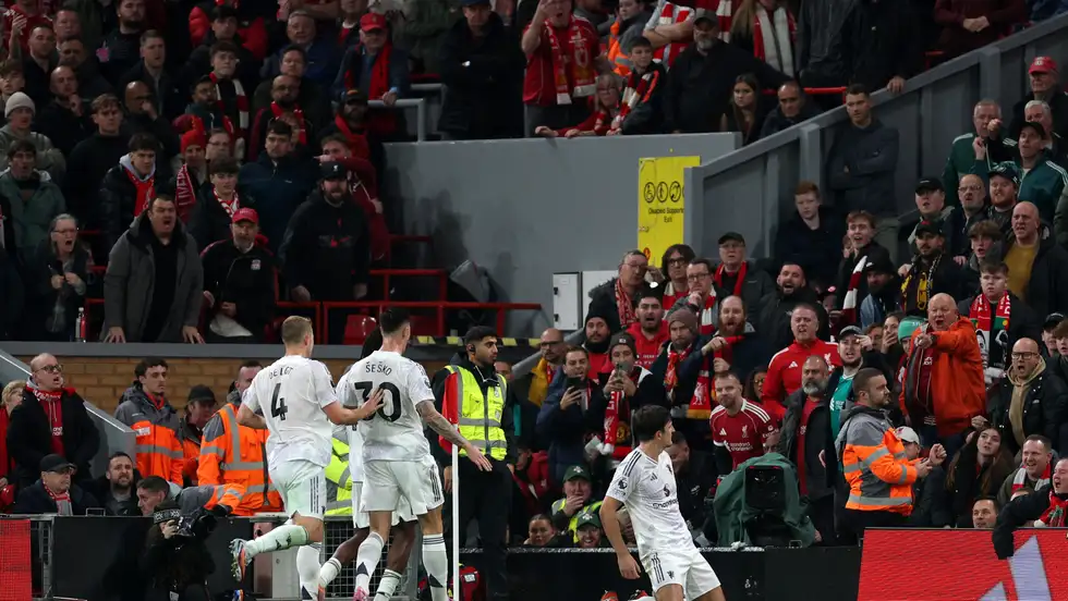 مانشستر يونايتد يهزم ليفربول في ديربي ناري ويزيد معاناته في الدوري الإنجليزي