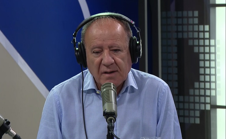 المدرب التشيلي سيزار فاسيا يشجع المغرب في نهائي مونديال الشباب