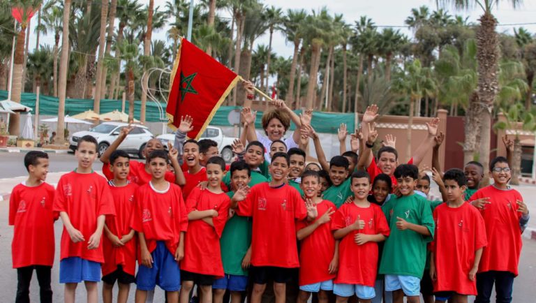 سباق التناوب الرمزي المسيرة الخضراء : البطلة نزهة بدوان تحمل العلم الوطني في المرحلة 11 بين طانطان وطرفاية