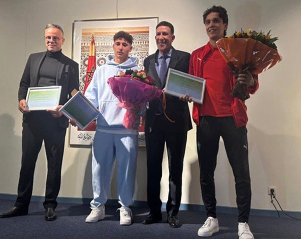 القنصلية المغربية في بروكسيل تُكرم نجمي المنتخب الشاب بعد التتويج العالمي