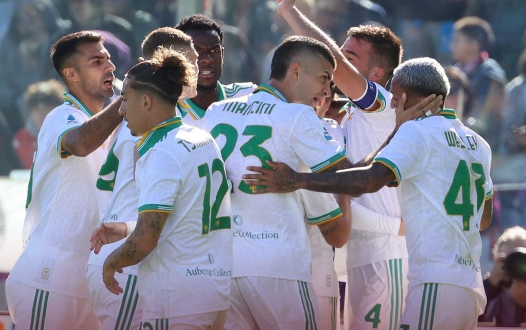 روما يقلب الطاولة على فيورنتينا ويتصدر الدوري الإيطالي مؤقتًا