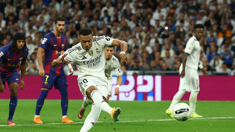 ريال مدريد يفوز على برشلونة ويواصل صدارة الليغا