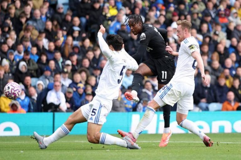 توتنهام يهزم ليدز بثنائية ويواصل مطاردة الصدارة في الدوري الإنجليزي