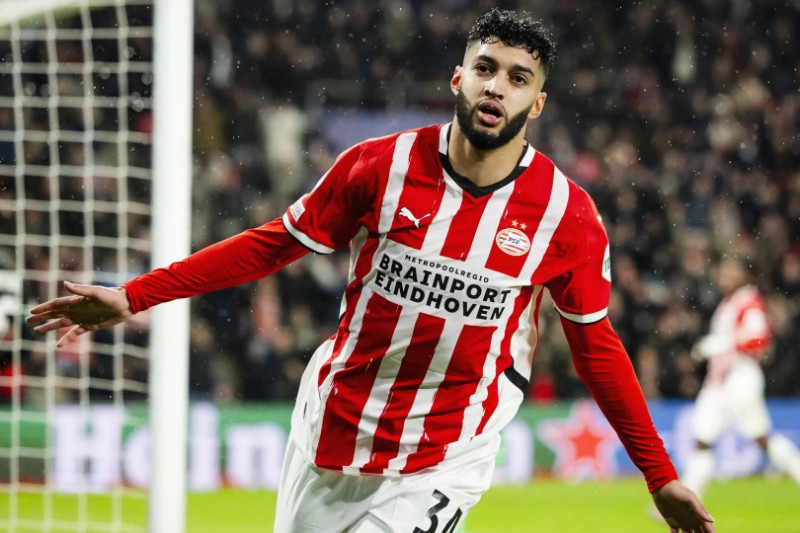 قلق مدرب أيندهوفن بسبب موعد تسريح الصيباري وصلاح الدين للمشاركة في "الكان"