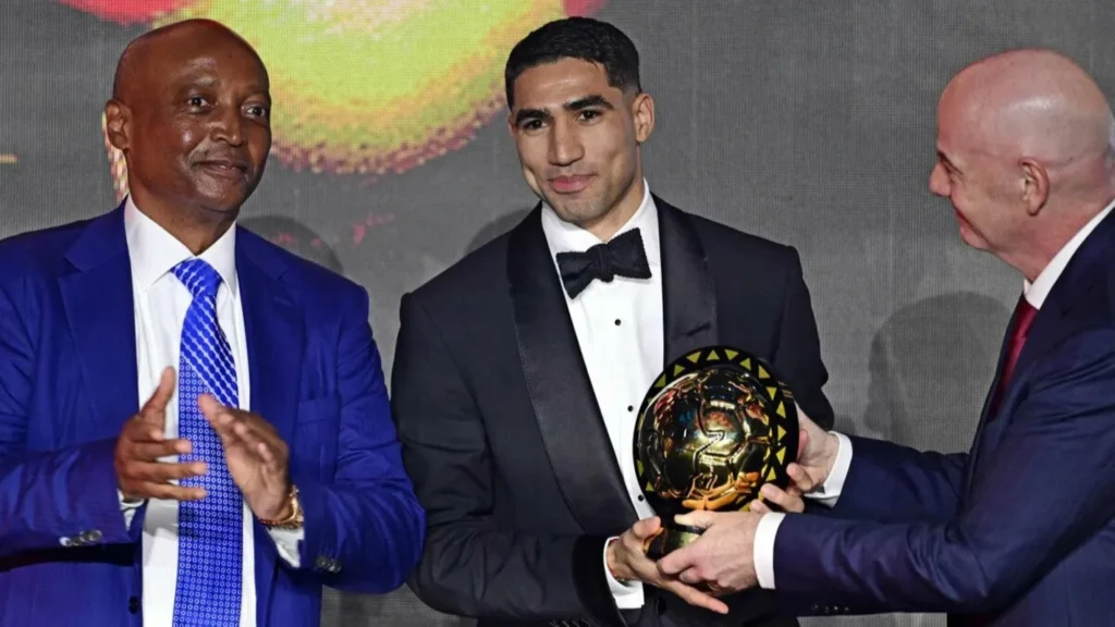 أشرف حكيمي يحتفل بفوزه بالكرة الذهبية الإفريقية في بارك دي برانس