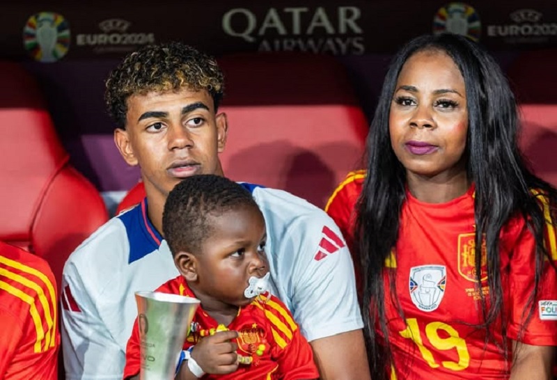 والدة لامين يامال تحضر حفلًا فخمًا في لندن وتثير جدلاً إعلاميًا