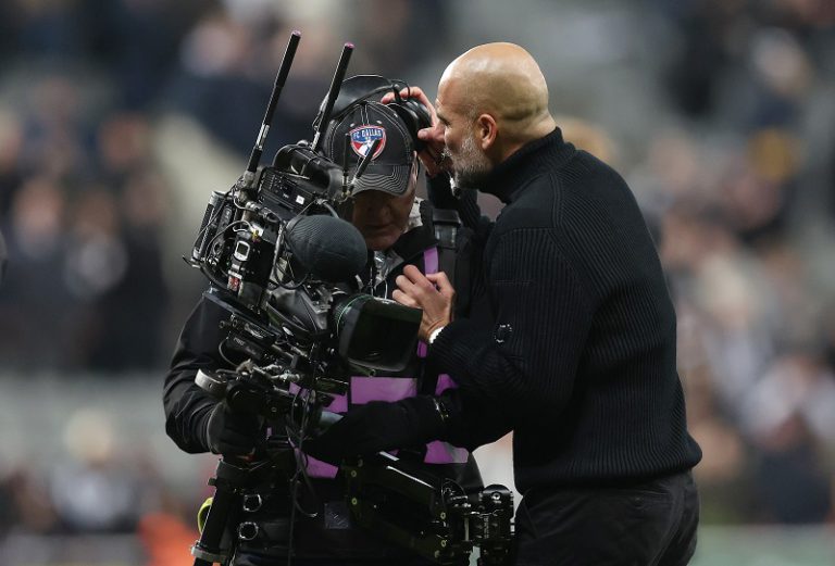 غوارديولا يشعر بالحرج بعد تصرفه تجاه مصور ويعتذر: “ارتكبت خطأ فادحاً” غوارديولا يشعر بالحرج بعد تصرفه تجاه مصور ويعتذر: “ارتكبت خطأ فادحاً”