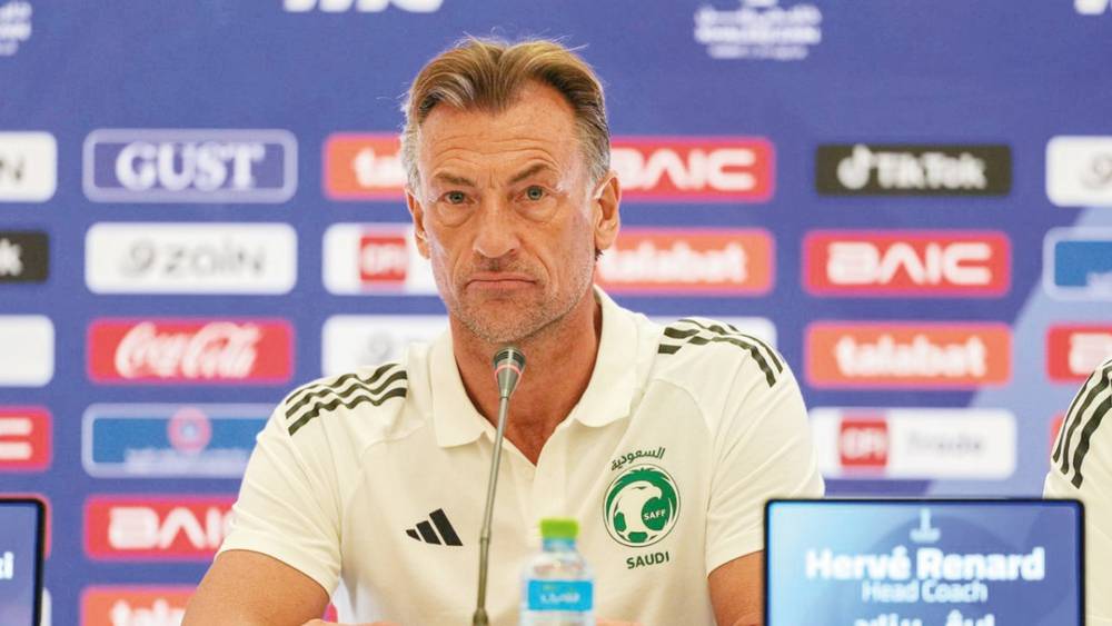 لفتة مدرب السعودية تشعل مواقع التواصل قبل مواجهة الجزائر