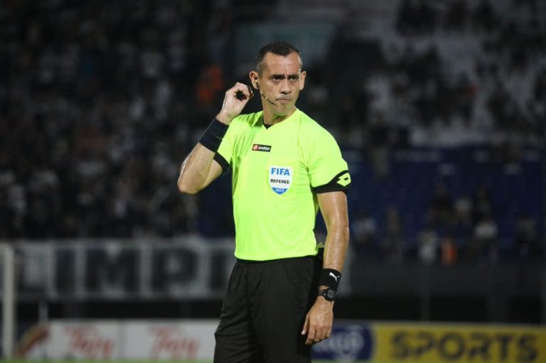 طاقم تحكيم باراغوياني يقود أولى مباريات المنتخب المغربي الرديف في كأس العرب