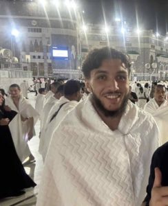 نجوم منتخب الجزائر يؤدّون العمرة في مكة