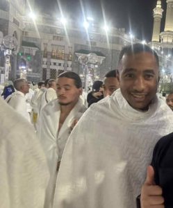 نجوم منتخب الجزائر يؤدّون العمرة في مكة