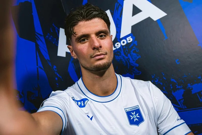 العزوزي يعود إلى الميادين مع أوكسير