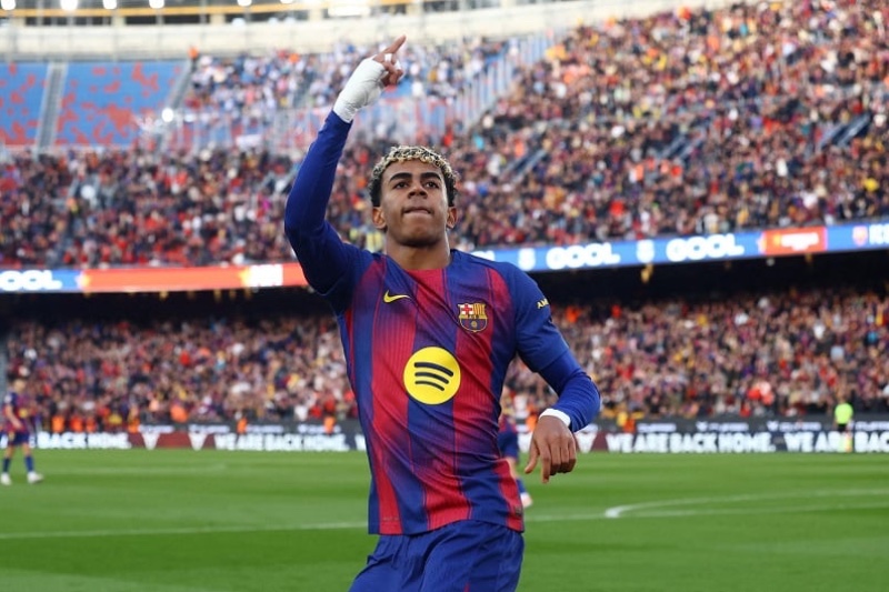 برشلونة يقلب الطاولة على ألافيس ويعتلي صدارة الدوري الإسباني مؤقتًا