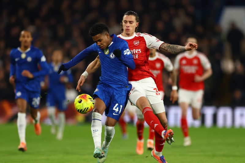 تشيلسي بعشرة لاعبين يصمد أمام أرسنال في قمة الجولة 13 من الدوري الإنجليزي