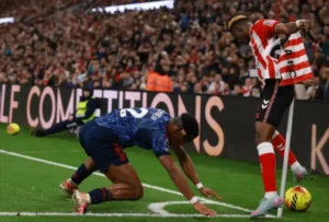 سندرلاند يصدم أرسنال بهدف قاتل في الوقت بدل الضائع في الدوري الإنجليزي