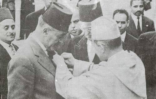 جدل واسع بعد تدوينة هشام أيت مانا حول تاريخ توشيح "الأب جيكو" بالوسام الملكي