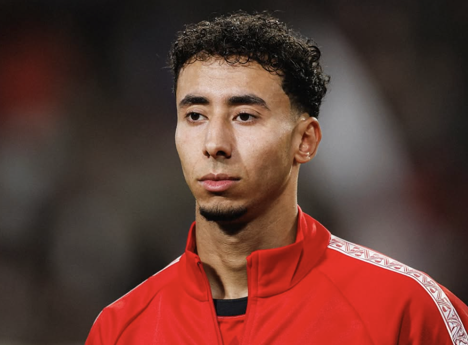 وعكة مفاجئة تُجبر أنس صلاح الدين على مغادرة مباراة أيندهوفن أمام فورتونا سيتارد