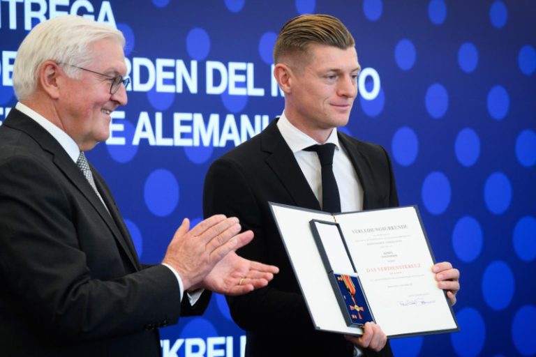 كروس يحصل على وسام الاستحقاق تقديراً لإنجازاته ودوره الإنساني