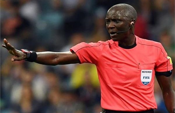 الكاف يعيّن جون جاك ندالا لقيادة أول مباراة للمغرب في كأس إفريقيا