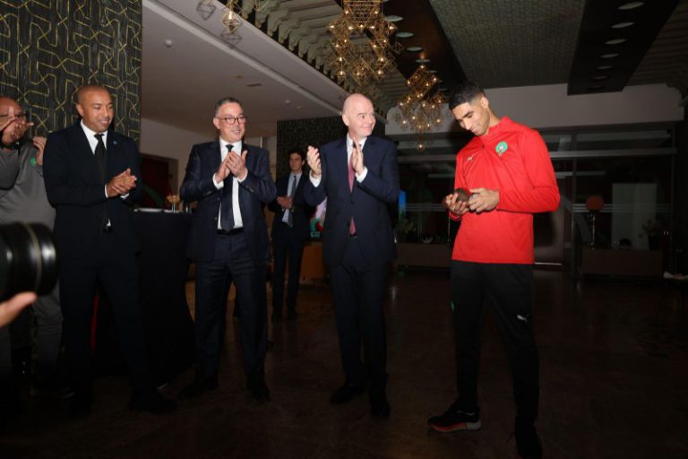 إنفانتينو يسلم حكيمي جائزة "ذا بيست"