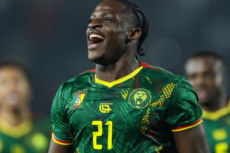 برشلونة يضع عينه على كارل إيتا إيونغ لتعويض ليفاندوفسكي