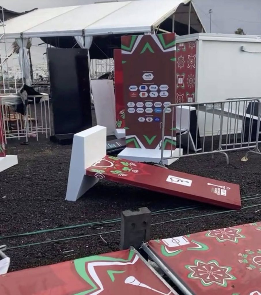 الرياح قوية تتسبب في تطاير لافتات منطقة الجماهير لكأس أفريقيا بالدار البيضاء