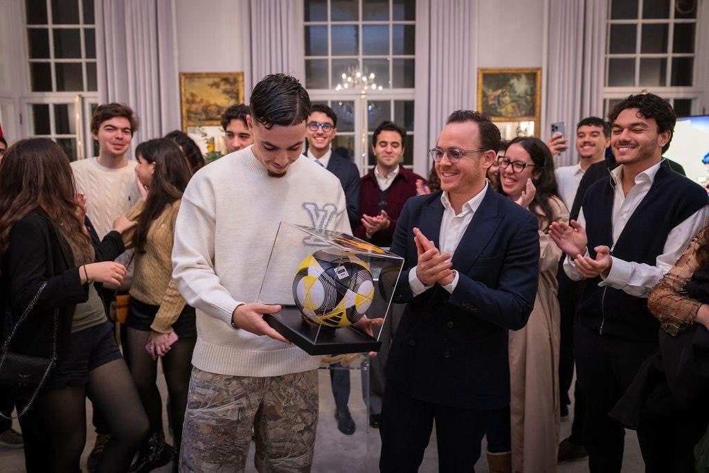 سفير المغرب في لندن يكرّم نجم واتفورد