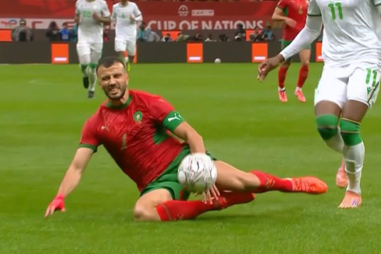 رومان سايس يغادر مباراة الافتتاح ضد جزر القمر بسبب الإصابة