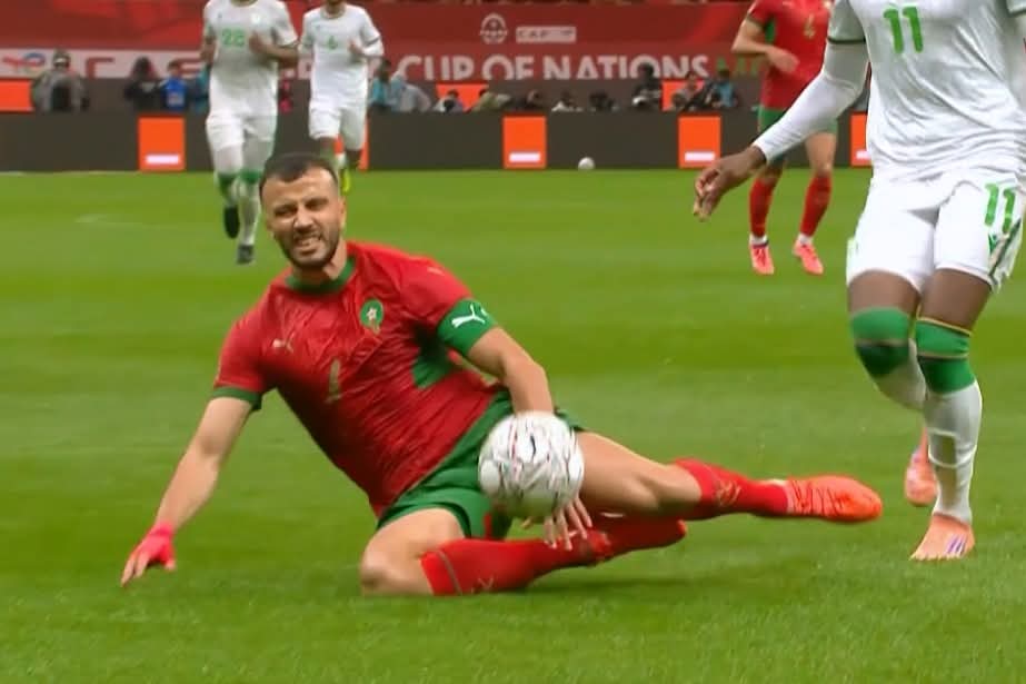 رومان سايس يغادر مباراة الافتتاح ضد جزر القمر بسبب الإصابة