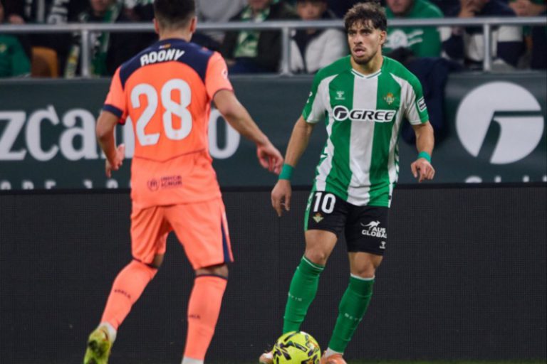 بيتيس في ورطة… ونجم مغربي في قلب العاصفة