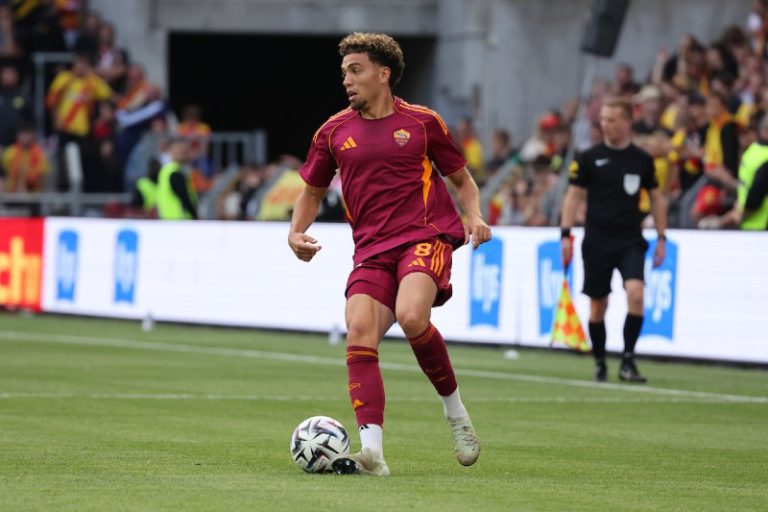 في انتظار الحسم من الفيفا .. الغموض يلف مشاركة العيناوي مع روما