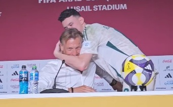 صفعة ومصافحة: لحظة كوميدية بين رونار والحمدان تشعل كأس العرب