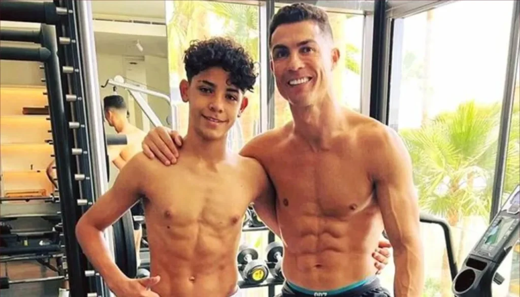 رونالدو يحسم الجدل حول هوية والدة ابنه