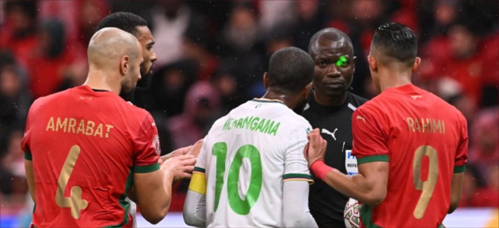 الليزر تحت المجهر في أمم أفريقيا.. تقنيات حديثة لرصد الجماهير المخالفة