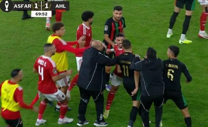 الكاف يدين أحداث مباراة الجيش ضد الأهلي ويحيل الملف على لجنة التأديب