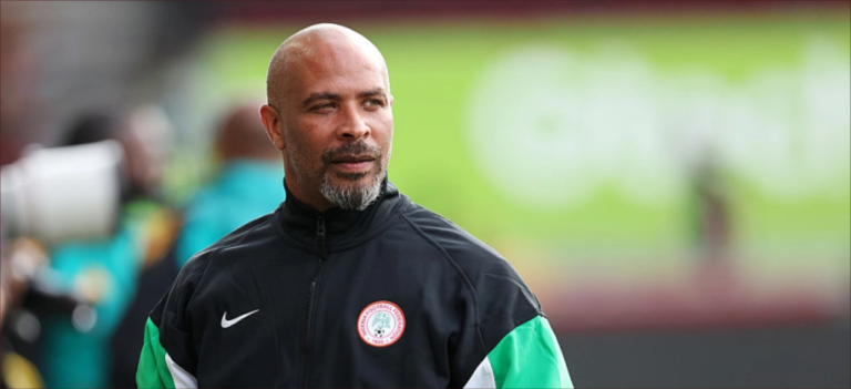 مدرب نيجيريا يخفي أوراقه ويبدي حذرًا شديدًا قبل مواجهة تونس