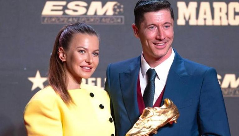 آنا ليفاندوفسكا تثير الشكوك حول استمرار نجم برشلونة