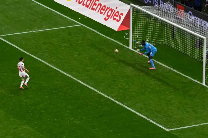 بالفيديو .. لاعب تشيلي يتعرض للسخرية بعد تضييعه لضربة جزاء على طريقة دياز!