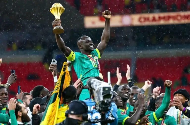 لماذا لم يهنىء الفيفا و الكاف منتخب السنغال على فوزه بكأس أفريقيا؟